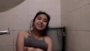 Bokep Indo Masih Ingat Cewek Viral Tiktok Ini . Omek Pake Shower